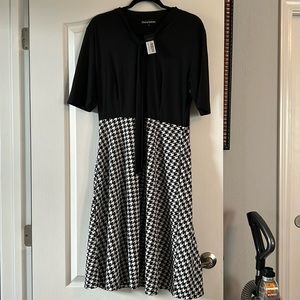 Woman’s vintage Black and white above the knee dress